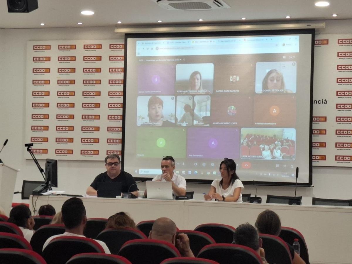 Mesa asamblea perfumería y afínes. De izquierda a derecha, Vicente Garcés, Carlos Paraíso y Vanesa Romero
