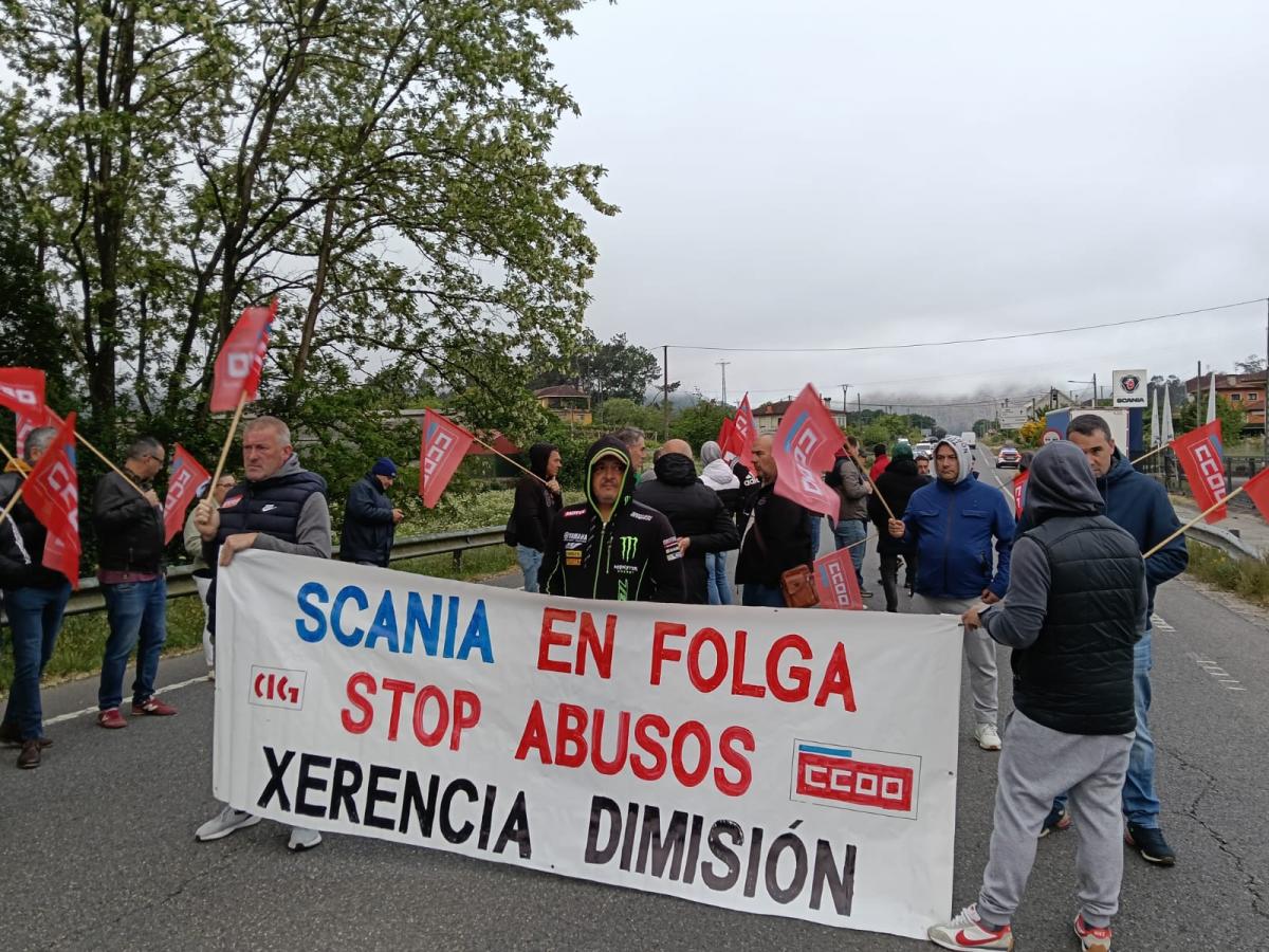 Persoas traballadoras de Scania durante a folga de hoxe