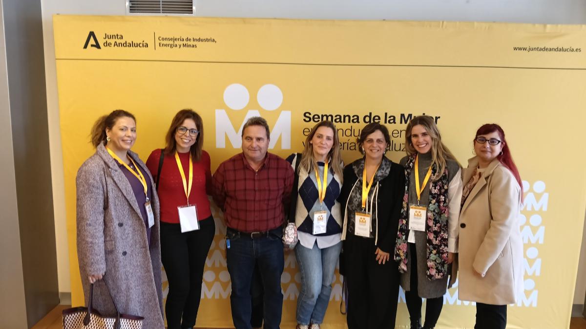 Mujeres de la Federación de Industria CCOO Andalucía y Secretario General Industria CCOO de Andalucía José Hurtado Quirós.