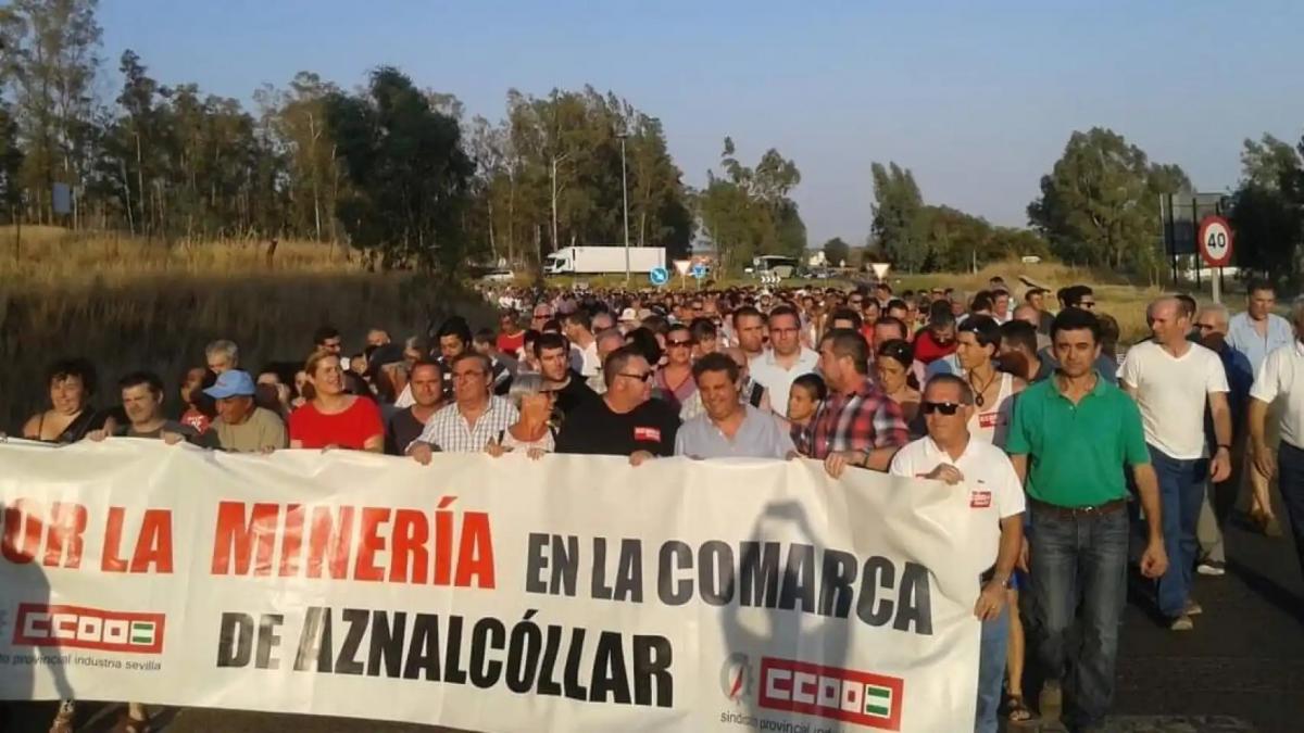 Ciudadana de Aznalcllar en una manifestacin por la reapertura. Imagen de archivo