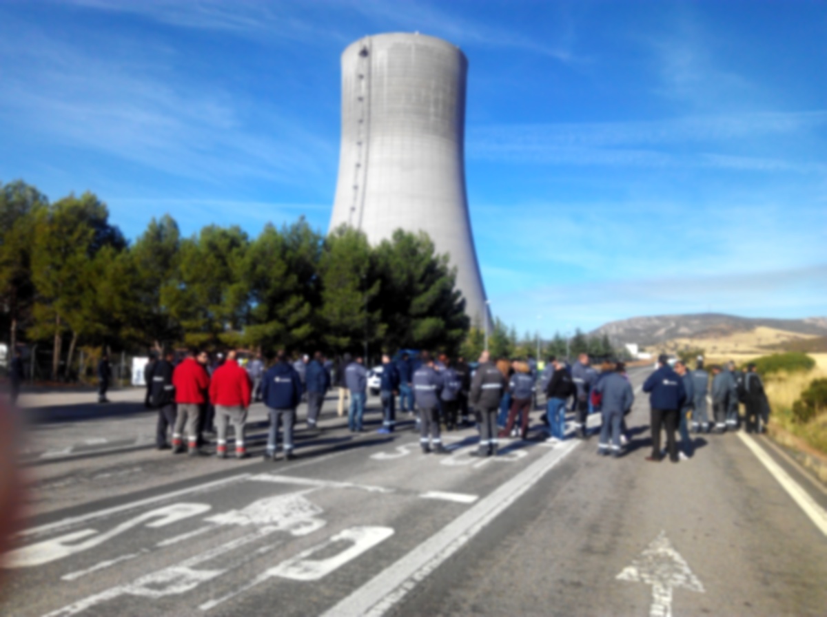 Concentracin de los trabajadores y trabajadoras de Elcogas ante la central de Puertollano