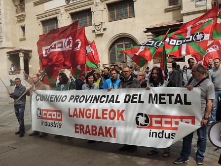 Delegados y delegadas de CCOO Industria frente a la sede del SEA: Convenio Provincial YA!