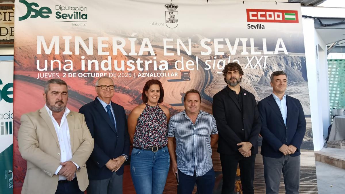 En el centro de la imagen, representantes de CCOO que intervinieron en la jornada